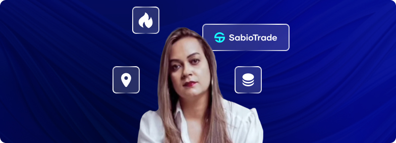 Une personne debout devant un fond bleu avec le logo SabioTrade et des icônes.