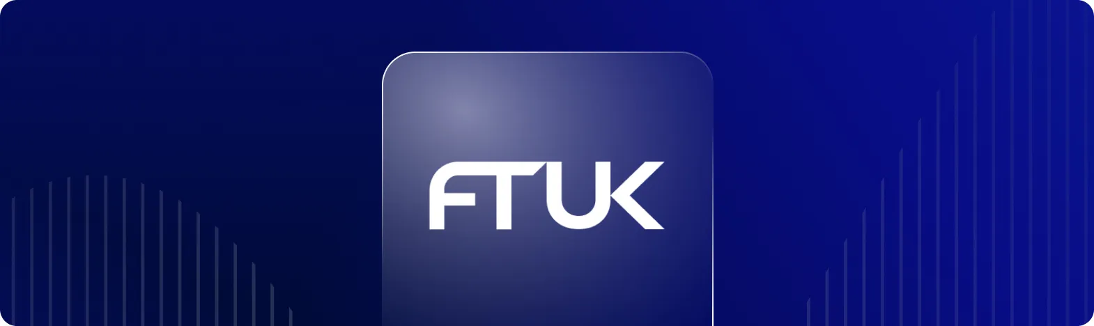 Logo affichant les lettres FTUK sur un fond bleu uni.