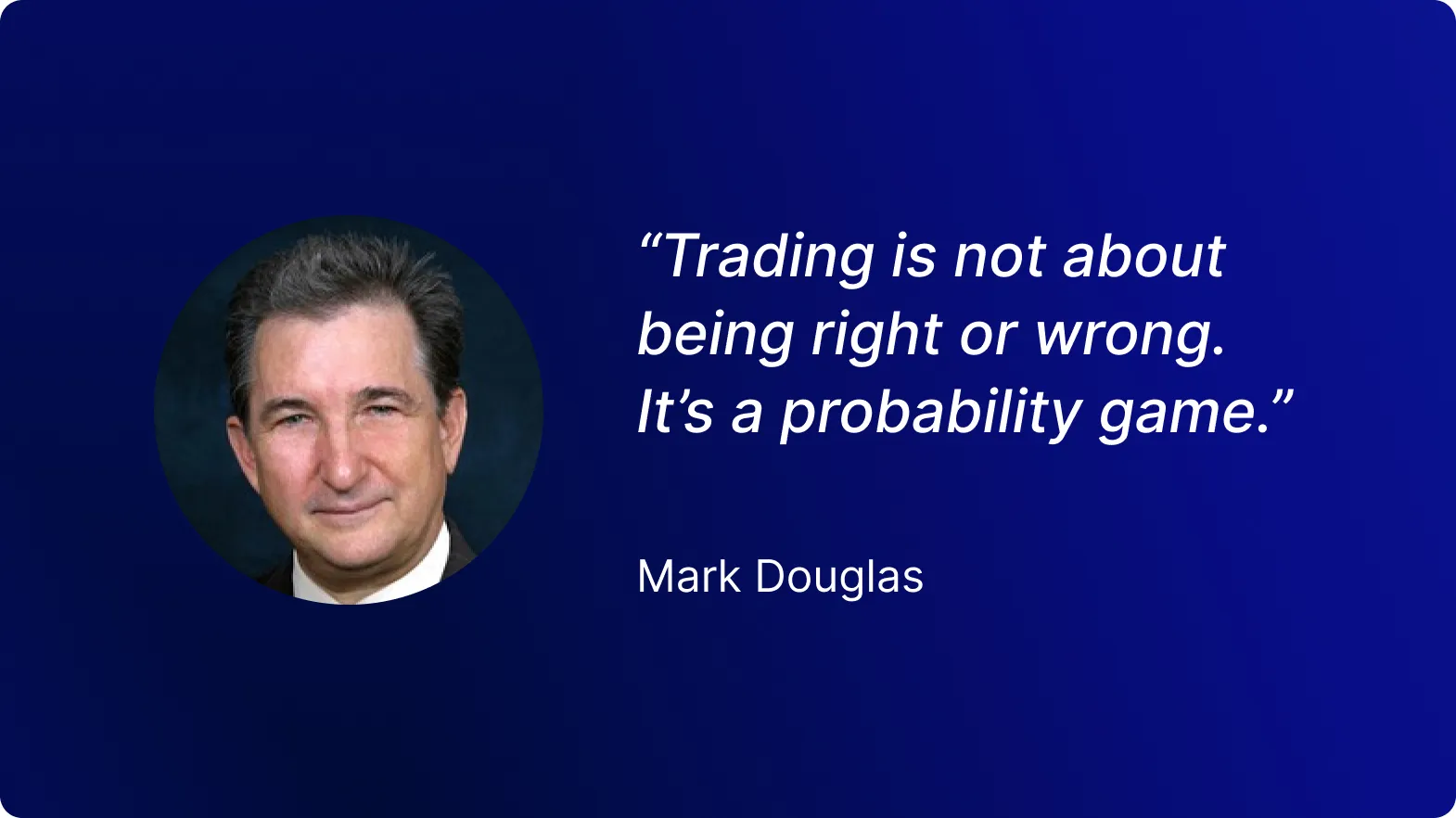 Un homme en costume avec une citation de Mark Douglas sur le trading.