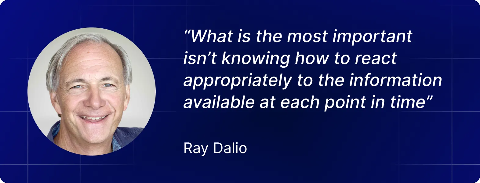 Citation de Ray Dalio sur la réaction à l'information au fil du temps sur un fond bleu.