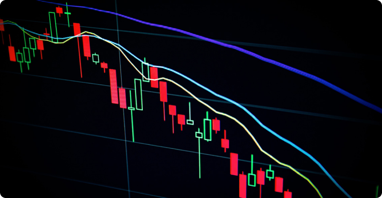 Gráfico de velas con líneas de tendencia y movimiento de precios.