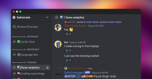 Une fenêtre de chat affiche des messages dans un canal intitulé 'forex-analytics' avec la marque 'SabioTrade'.