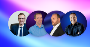 Quatre hommes en tenue professionnelle, chacun dans un cadre circulaire sur un fond dégradé.