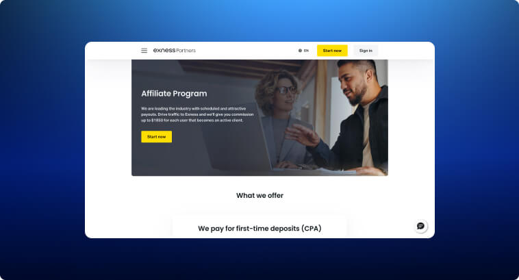 Zwei Personen diskutieren in der Nähe eines Laptops auf einer Webseite mit dem Titel 'Affiliate-Programm'.