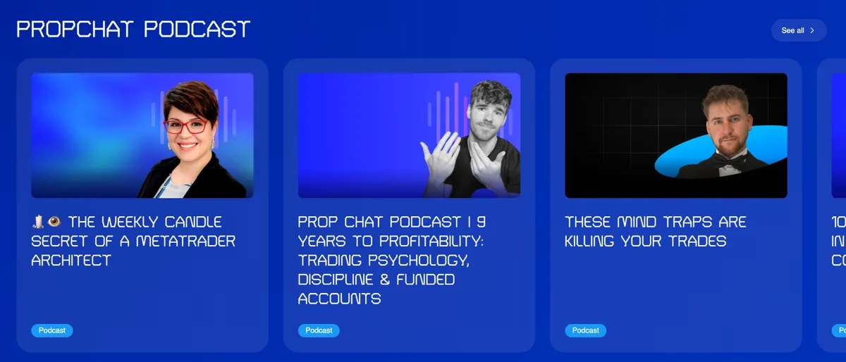 Trois miniatures de podcasts affichent des orateurs sur des fonds bleus avec des titres en dessous.